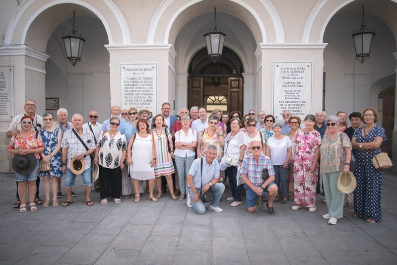 El Alcalde recibe a la Casa de Extremadura en Sanlúcar que están de visita en la ciudad para acudir al Festival de Teatro