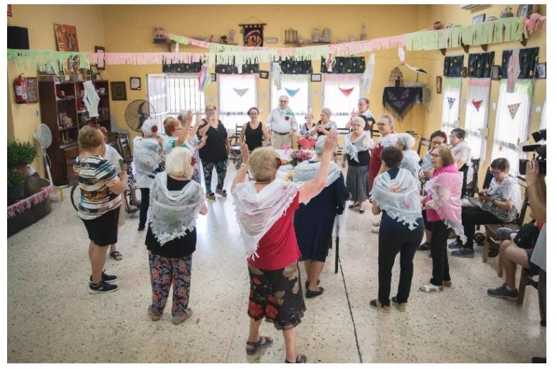 El “Desayuno y las Actividades preferia” que el programa Lazos ha organizado llena de ritmo y diversión el centro social de La Antigua