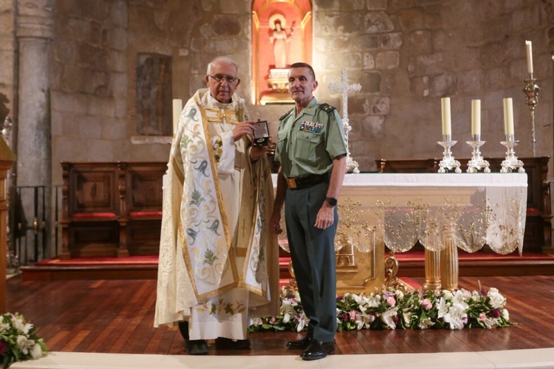 La Guardia Civil regala a Santa Eulalia un broche de plata con motivo de la Semana Institucional que están celebrando en Mérida