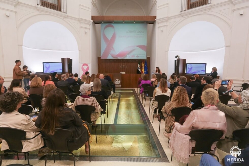 Algunos monumentos de la ciudad se iluminan este fin de semana en color rosa por el Día Mundial de la lucha contra Cáncer de Mama