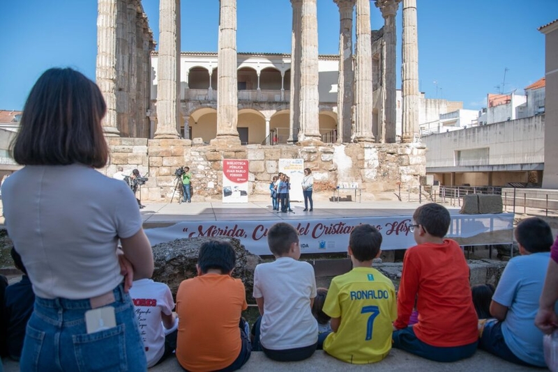 Más de un centenar de escolares participan en el Templo de Diana en un homenaje a la Biblioteca