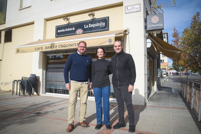 El alcalde visita la cafetería La Esquinita, en Nueva Ciudad, con motivo de su decimoquinto aniversario