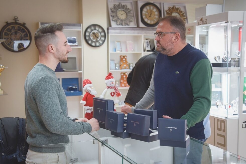 El alcalde visita una nueva joyería y relojería que acaba de abrir en Los Bodegones