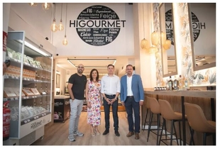El Alcalde destaca la calidad y la tradición de la primera tienda de Higourmet, en la calle Santa Eulalia
