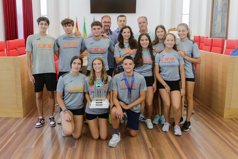 Rodríguez Osuna recibe oficialmente al Club Natación Mérida tras ser campeones de Extremadura por tercer año consecutivo