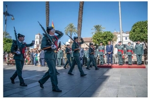 El Alcalde ha hecho entrega de la Bandera Nacional para el izado solemne que da inicio a la Semana Institucional de la Guardia Civil en Mérida