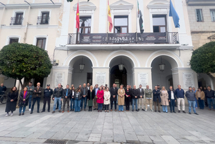 La puerta del Ayuntamiento ha acogido la celebración de un minuto de silencio en solidaridad con las víctimas del temporal