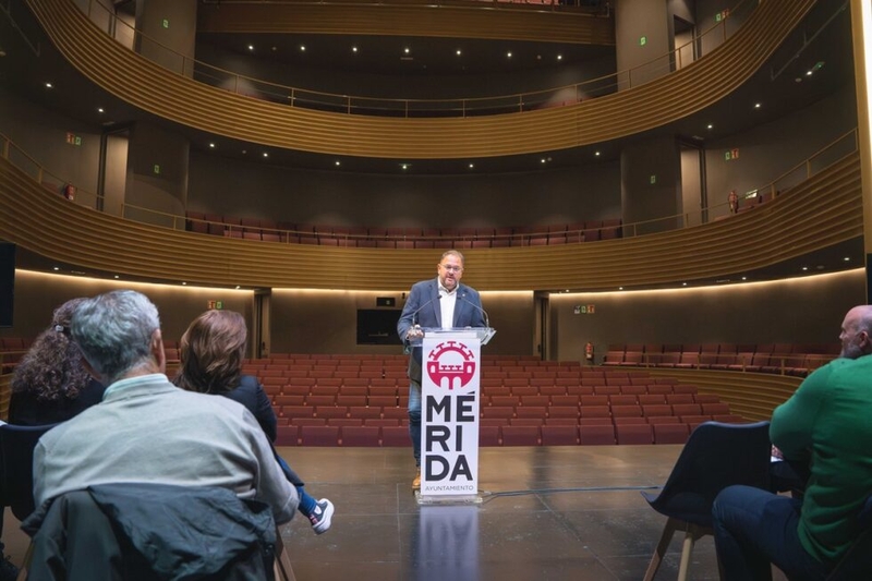 El Alcalde presenta la nueva programación del María Luisa con el objetivo de que el teatro se convierta en un faro cultural en la región