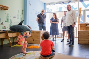 El alcalde visita ‘English Cottage’ un centro de enseñanzas de inglés abierto por dos empresarios migrantes afincados en Mérida 