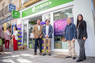 Rodríguez Osuna visita el negocio emeritense `La Botica de los Perfumes´ con motivo de su 15º aniversario
