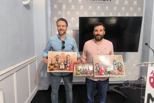 El Ayuntamiento recibe unas láminas artísticas protagonizadas por figuras de Playmobil con motivo de Emerita Lvdica